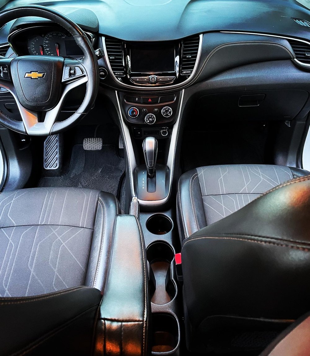 Above Detail 4 Your Community Marketplace: It's quick and easy. Learn, Shop, Sell, and connect with friends and family.