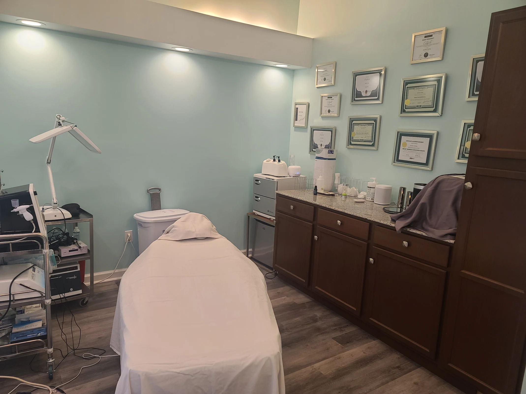 Darling Esthetics 5 Your Community Marketplace: It's quick and easy. Learn, Shop, Sell, and connect with friends and family.