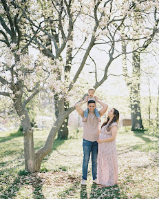 Jessica Slaunwhite Photography Your Community Marketplace: It's quick and easy. Learn, Shop, Sell, and connect with friends and family.