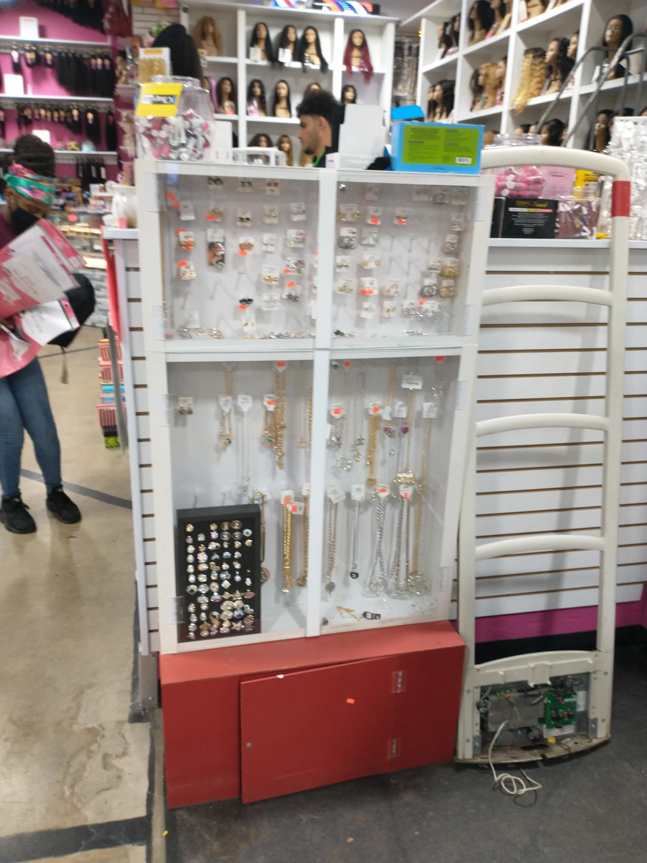 LAVISH BEAUTY 2 Your Community Marketplace: It's quick and easy. Learn, Shop, Sell, and connect with friends and family.