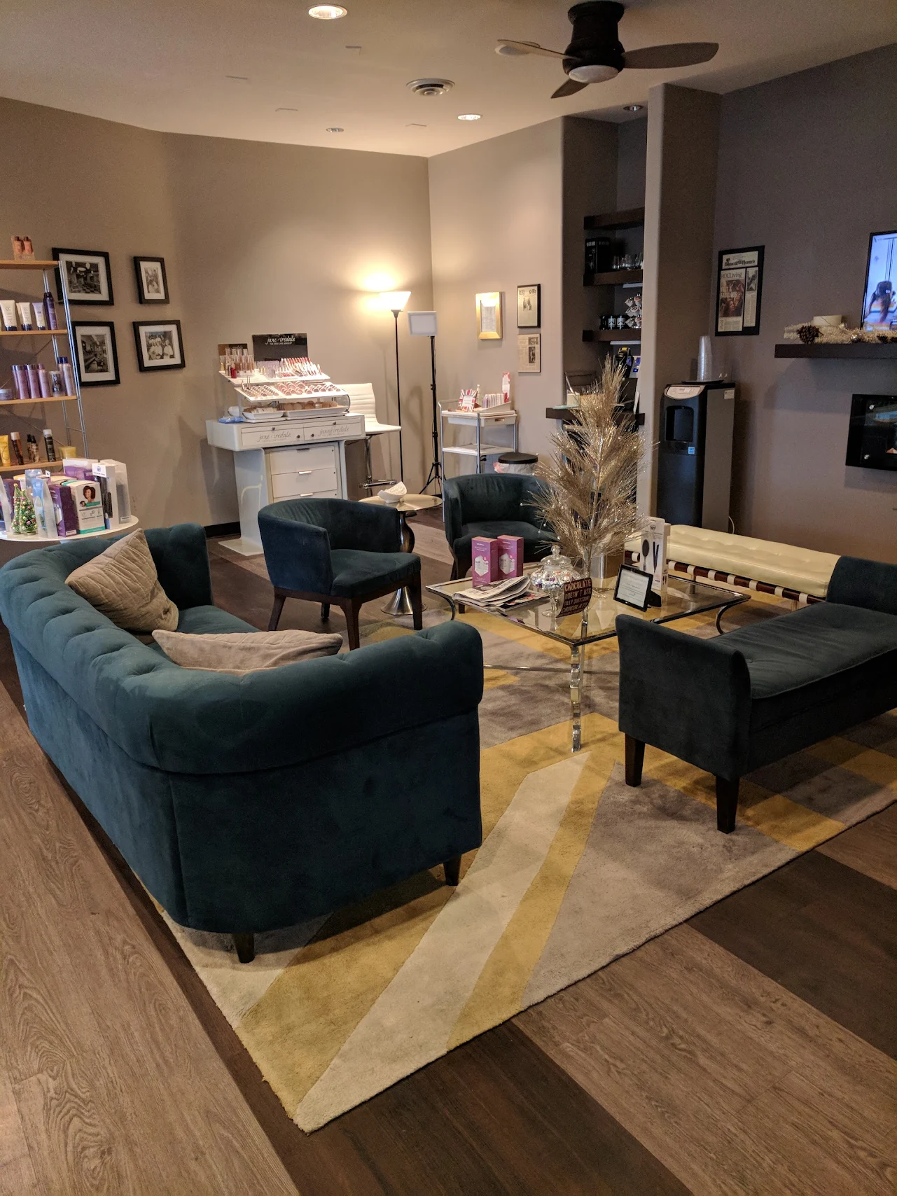 W Salon 3 Your Community Marketplace: It's quick and easy. Learn, Shop, Sell, and connect with friends and family.