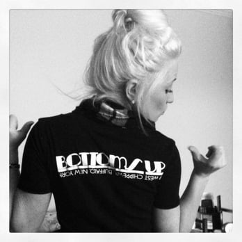 bottoms6 Your Community Marketplace: It's quick and easy. Learn, Shop, Sell, and connect with friends and family.