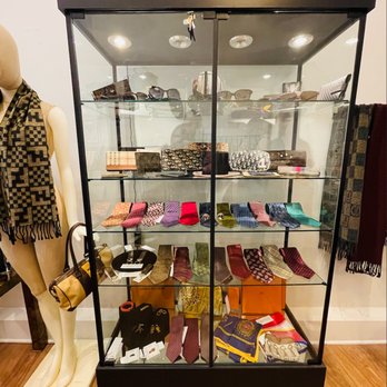 fomo4 1 Your Community Marketplace: It's quick and easy. Learn, Shop, Sell, and connect with friends and family.