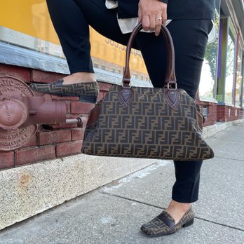 fomo5 1 Your Community Marketplace: It's quick and easy. Learn, Shop, Sell, and connect with friends and family.