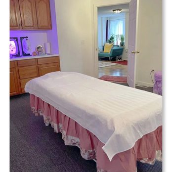 purple 8 Your Community Marketplace: It's quick and easy. Learn, Shop, Sell, and connect with friends and family.