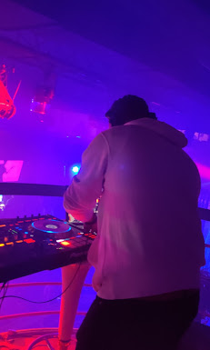 Your Community Marketplace: It's quick and easy. Learn, Shop, Sell, and connect with friends and family.